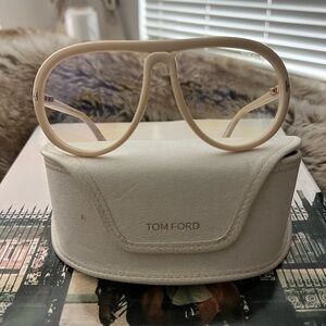 These Tom Ford 768 aviator glasses make a great statement